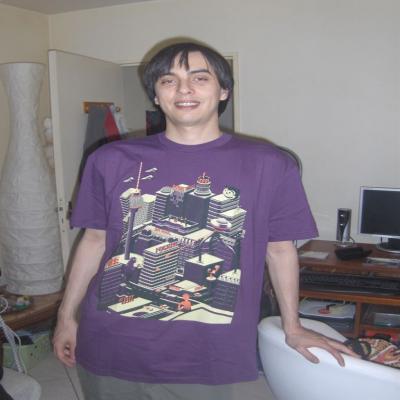 Timu et son T-shirt Violet